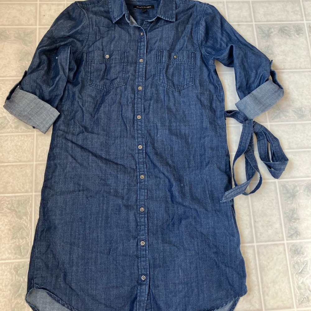 Banana Republic Chambray Button Front Dress Shirt Tail Hem